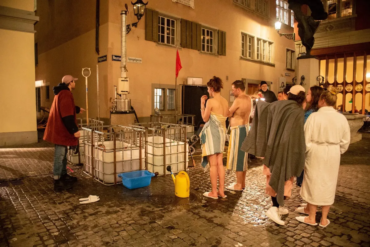 Man sieht eine mobile Badewanne.